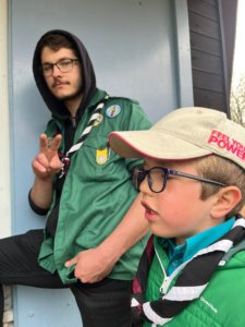 Construction de cabane en forêt