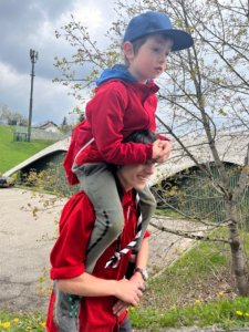 Construction de cabane en forêt