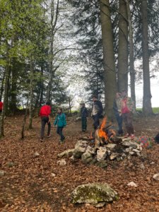 Construction de cabane en forêt