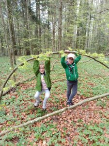 Construction de cabane en forêt